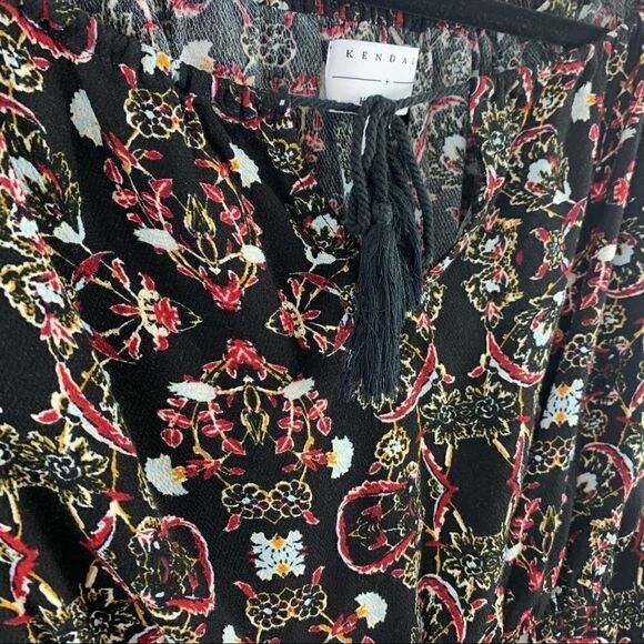 Kendall & Kylie Off Shoulder Black Floral Crop S (G1) - Picture 4 of 13